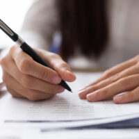 自己PRの書き方を考えながらメモを取る様子
