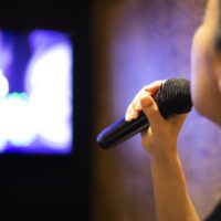 低い声の出し方をマスター！歌や演技に深みを出せるようになる方法