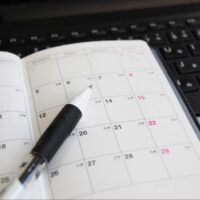スケジュール管理のコツをイメージした手帳とペンの写真