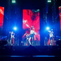 アイドルグループのライブステージ
