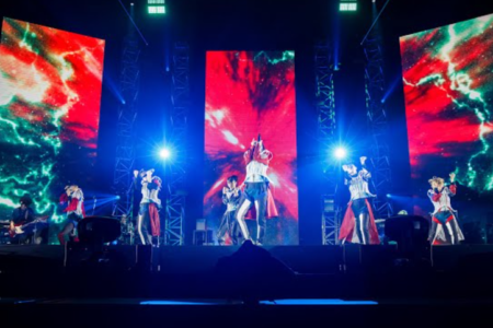 アイドルグループのライブステージ