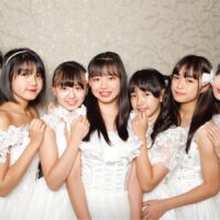 アイドルグループのメンバー集合写真