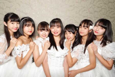 アイドルグループのメンバー集合写真