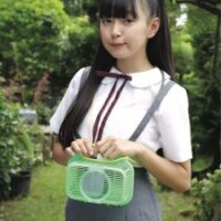 引退後のセカンドキャリアを考える私服姿の女性のイメージ写真
