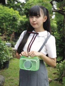 引退後のセカンドキャリアを考える私服姿の女性のイメージ写真