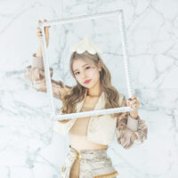特典会の企画アイデアをイメージしたフォトフレーム小道具を持つアイドルの写真