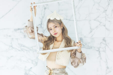 特典会の企画アイデアをイメージしたフォトフレーム小道具を持つアイドルの写真