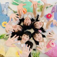 アイドルグループのカラフルなステージ演出