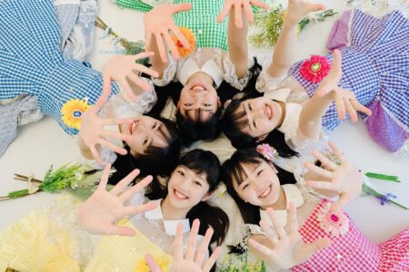 アイドルグループのカラフルなステージ演出