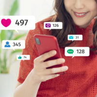 オンライン特典会のやり方をイメージしたスマートフォンで応援ギフトを送る様子