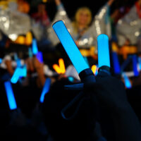 ライブ遠征の持ち物を準備するファンのイメージ写真