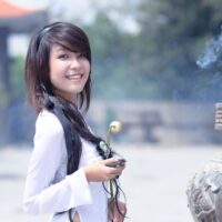 メンタルケアをしながらアイドル活動を続ける女の子のイメージ